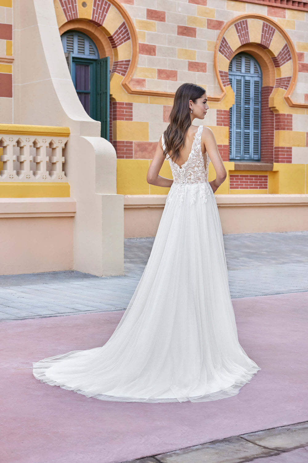 A-line brudekjole fra Sweetheart med let English net, sparkle tulle, V-sideudskæringer og svævende skørt – Helene 20029.