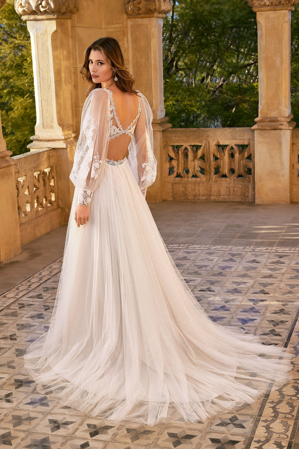 A-line brudekjole i English net fra Sweetheart med bishop-ærmer og keyhole-ryg – Theresa 20009.