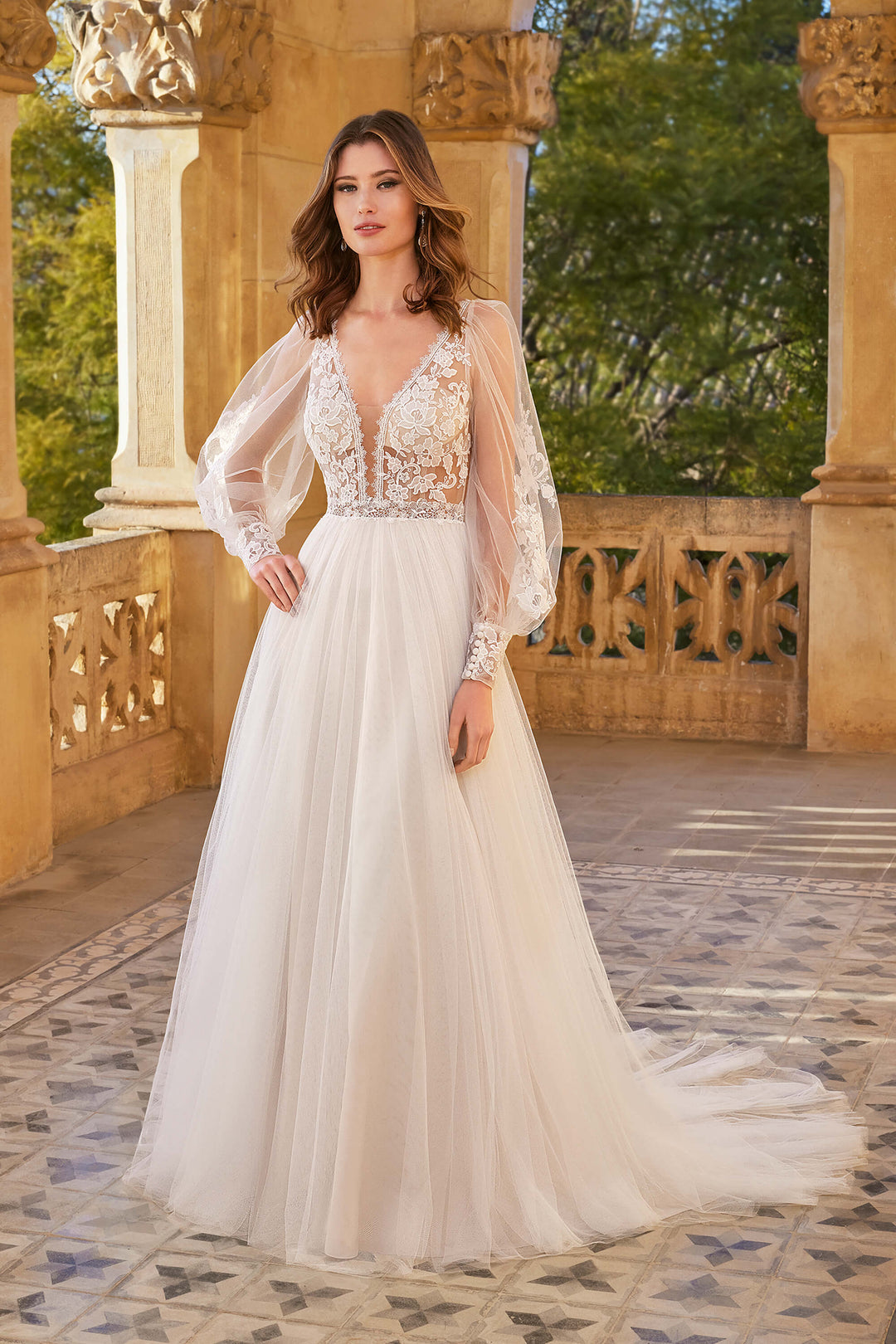 Sweetheart Theresa A-line brudekjole i let English net med V-hals og bishop-ærmer, model 20009.