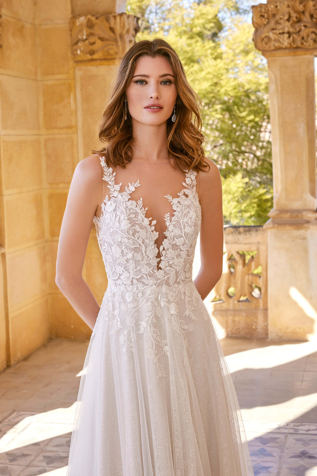 Brudekjole i A-line silhuet med illusion-hals, blondekanter og lav keyhole-ryg, Sweetheart Margaret model 20015.