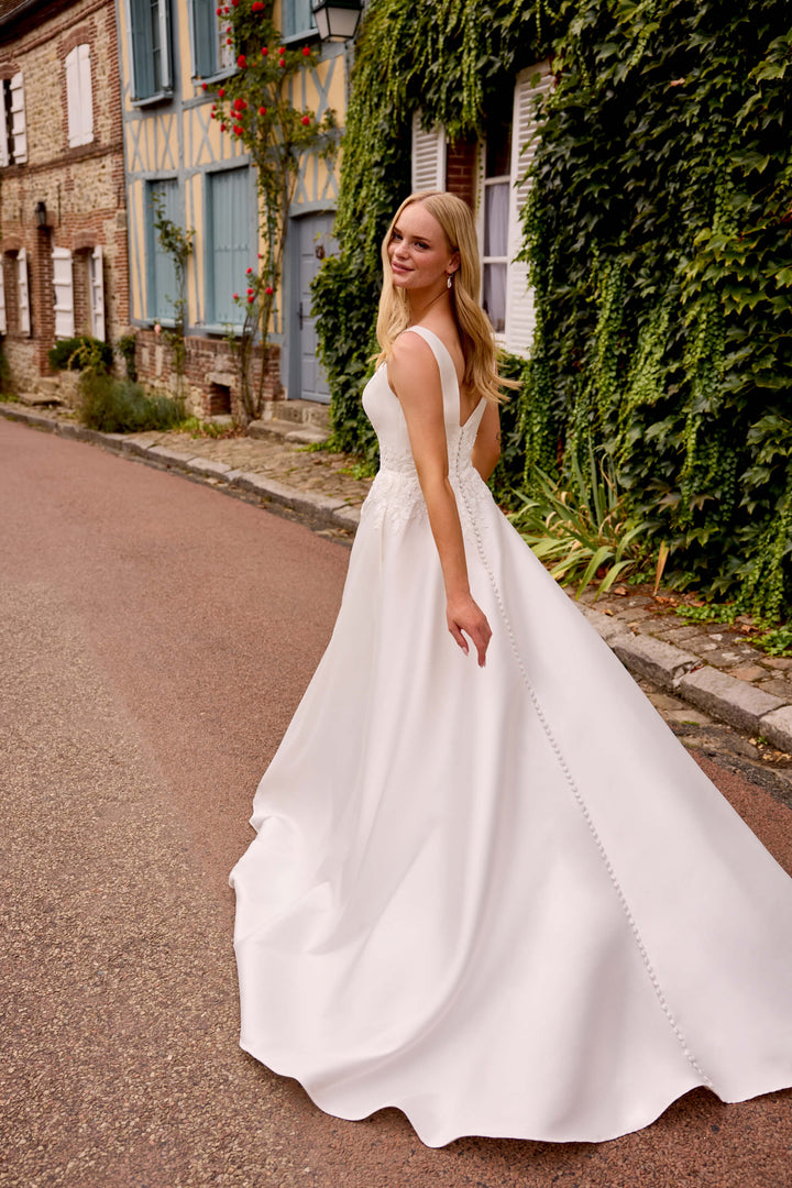 A-line brudekjole i luksuriøs mikado fra Sweetheart med bomuldsblonde-applikationer, skjulte lommer og sweep-train – Valerie 20052.