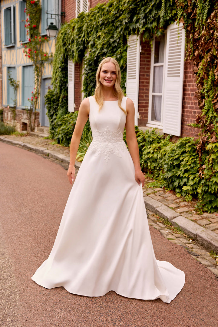 Sweetheart Valerie A-line brudekjole i mikado med Sabrina-hals og dyb V-ryg, model 20052.