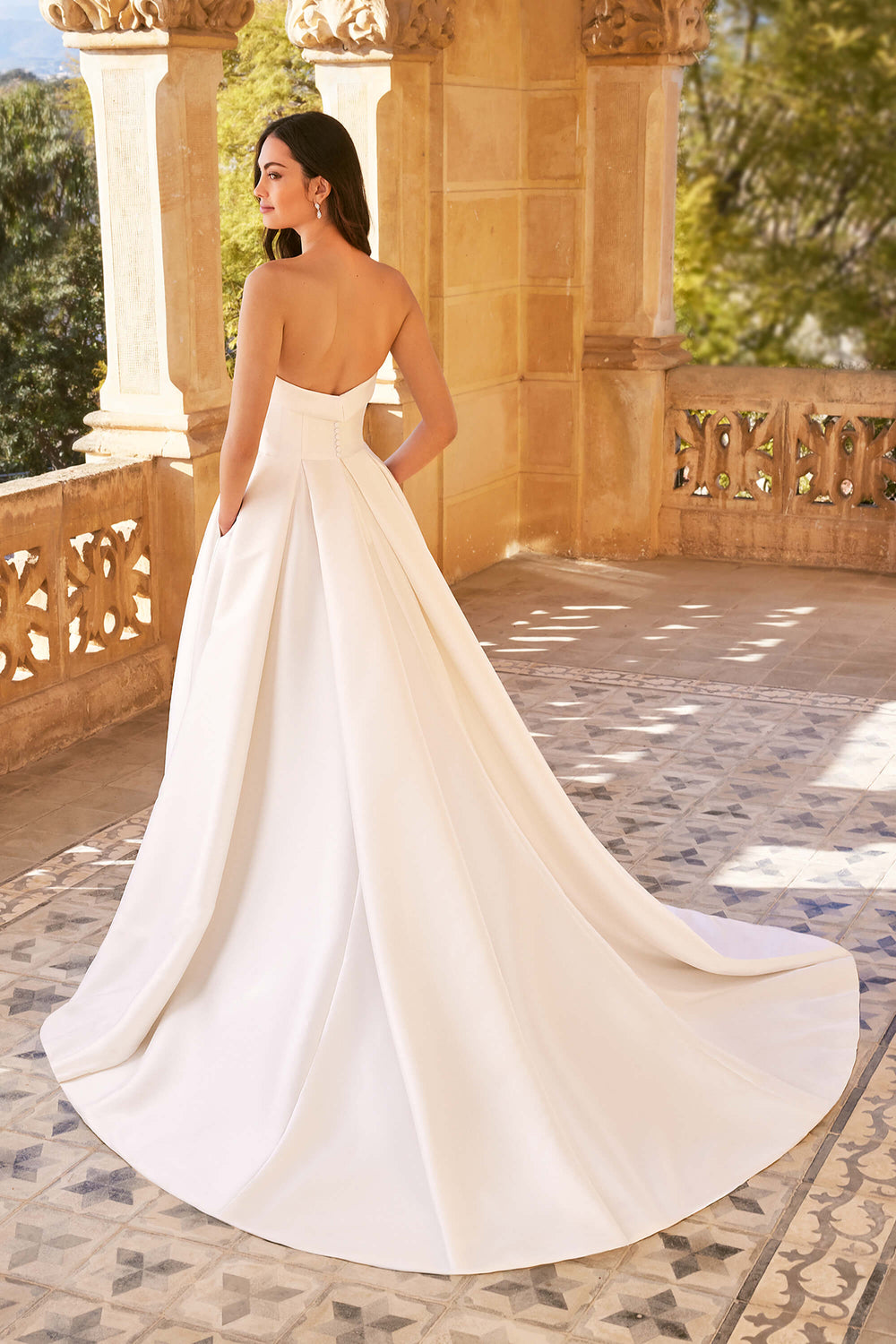 A-line brudekjole i luksuriøst Mikado-stof fra Sweetheart med box-plisseringer, moderne slids og manchet-detalje – Elisa 20019.