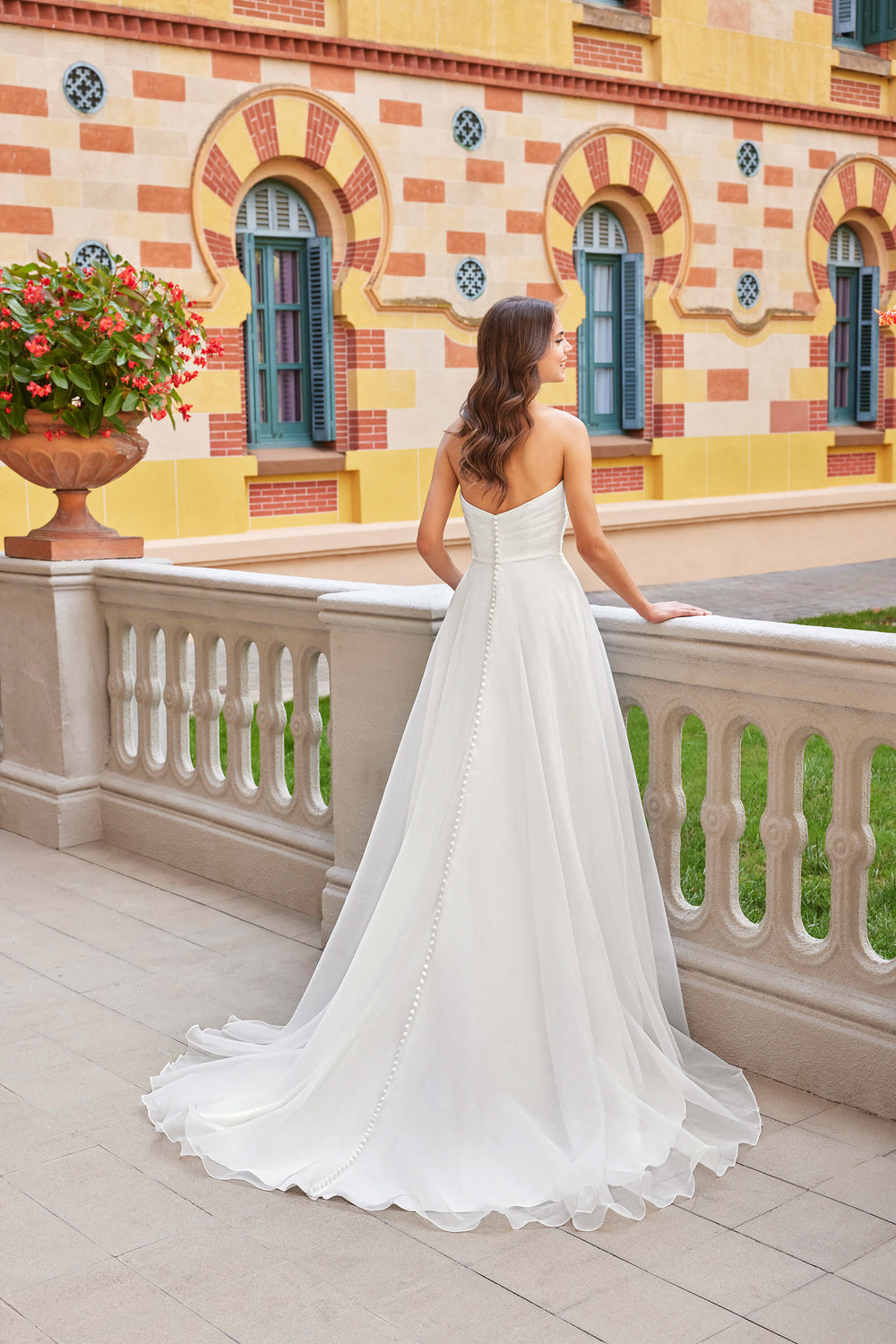 A-line brudekjole i let organza fra Sweetheart med plisseret corsage, skjulte lommer og kapellangt slæb – Amalia 20026.