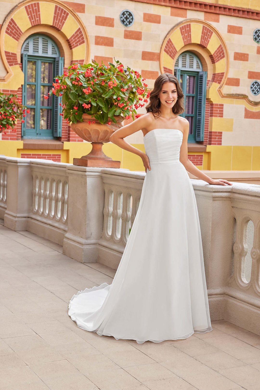 Sweetheart Amalia A-line brudekjole i organza med stropløs lige udskæring og plisseret corsage, model 20026.