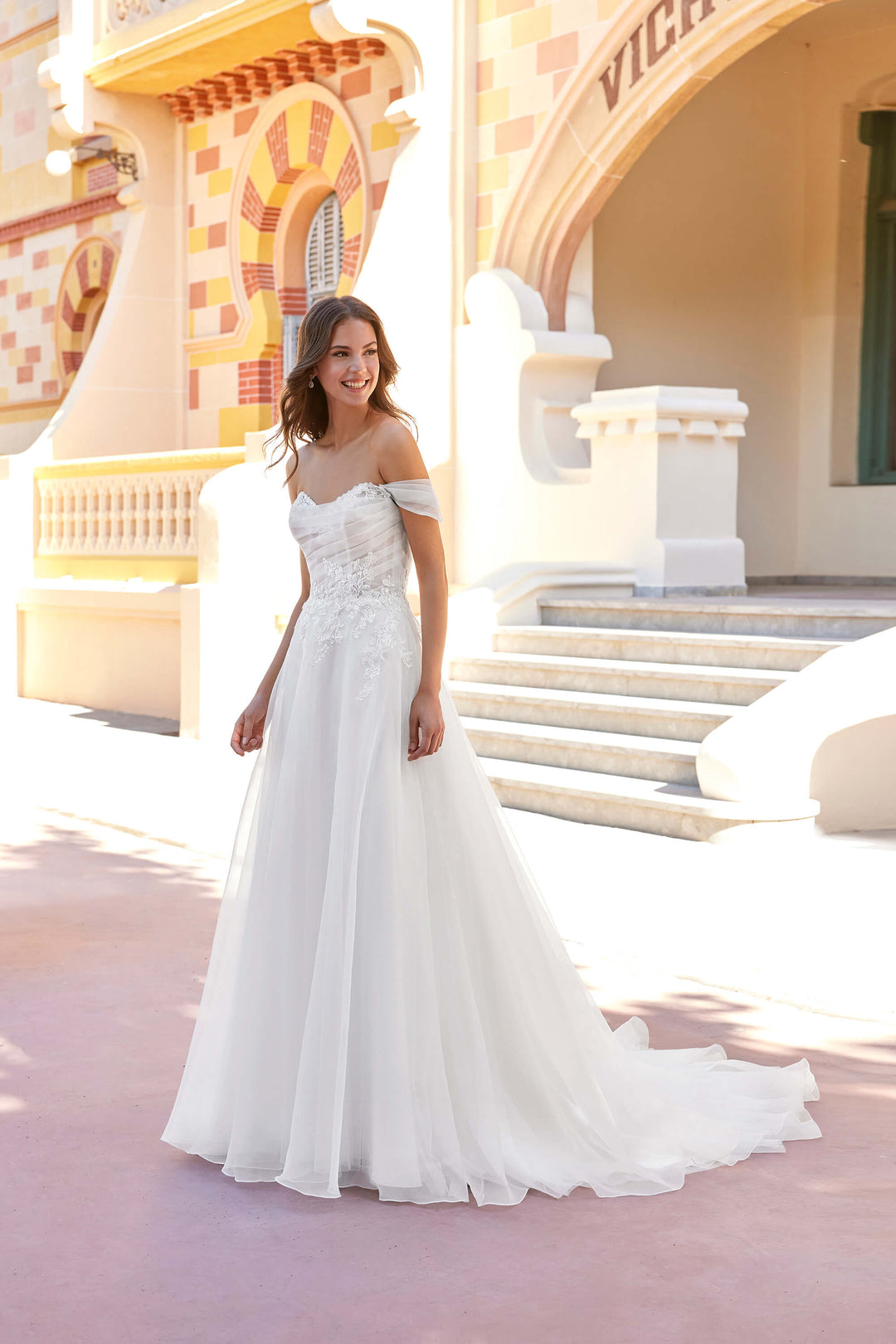 Sweetheart Clarissa A-line brudekjole i organza med sweetheart-udskæring og aftagelige off-shoulder stropper, model 20020.