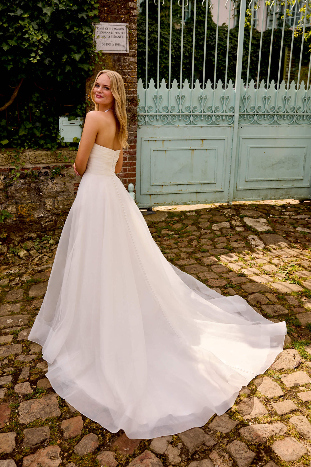 A-line brudekjole i let organza fra Sweetheart med draperet corsage, horsehair-kant og chapel-length slæb – Lucia 20056.