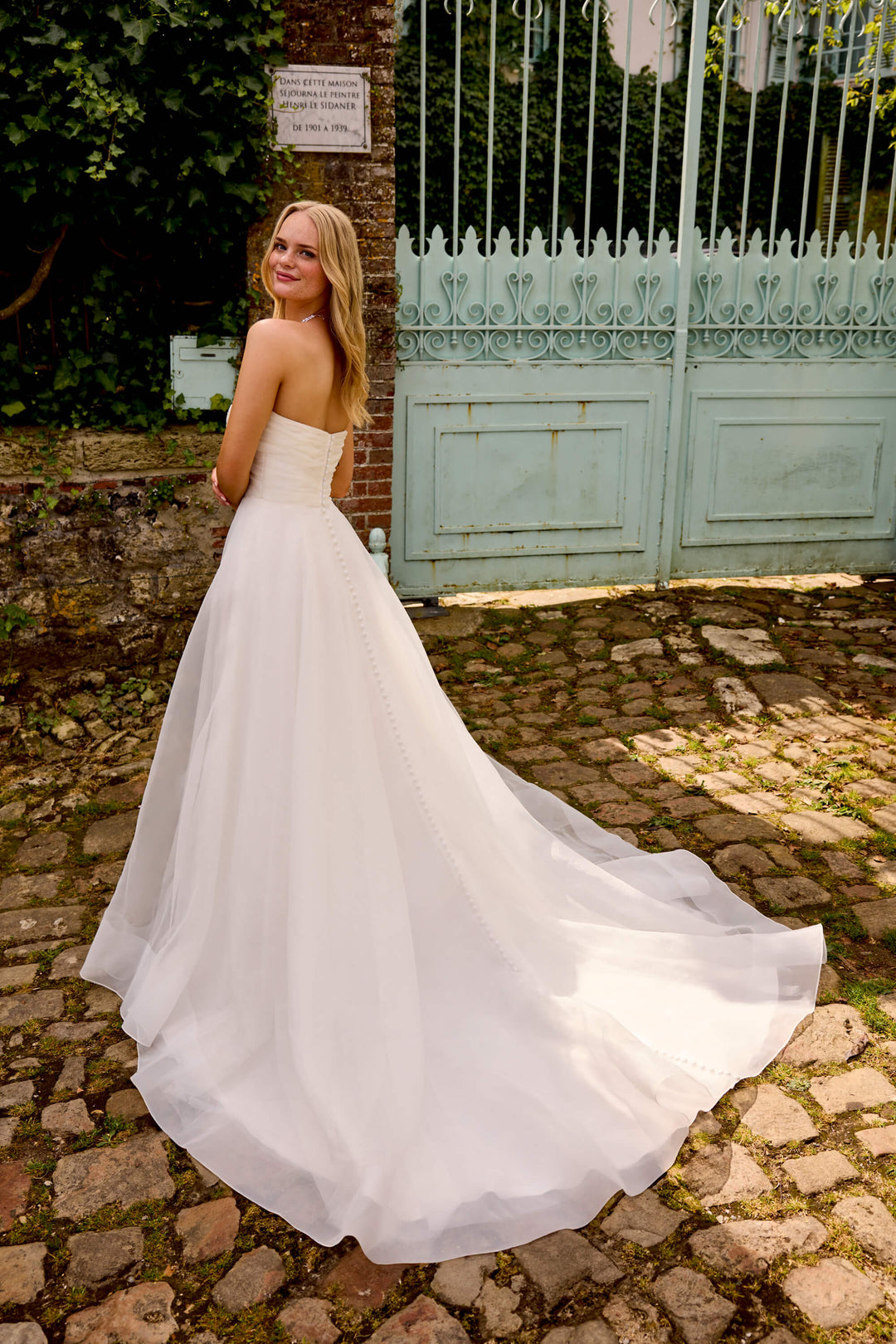 A-line brudekjole i let organza fra Sweetheart med draperet corsage, horsehair-kant og chapel-length slæb – Lucia 20056.