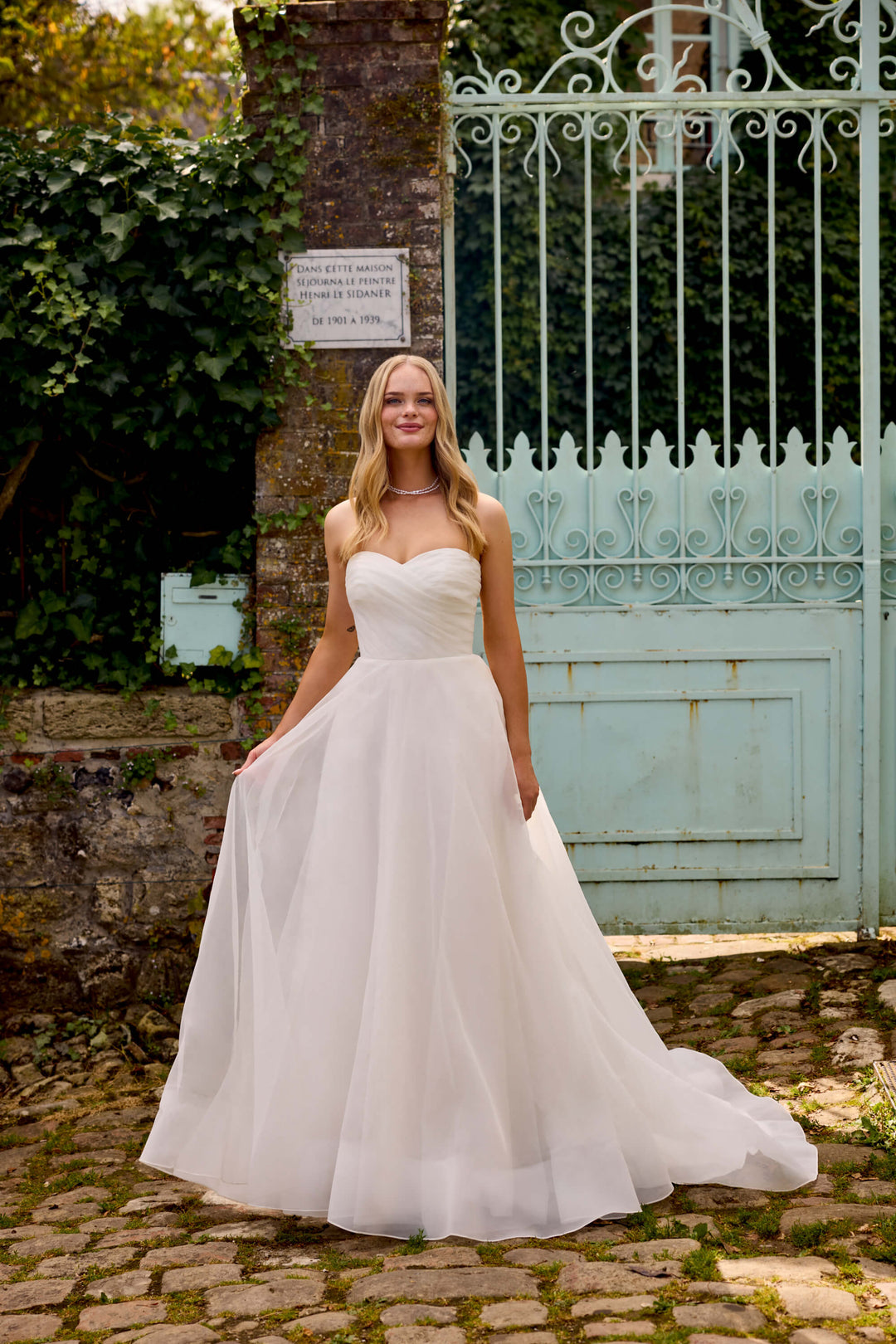 Sweetheart Lucia A-line brudekjole i organza med sweetheart-udskæring, plisseret overdel og knapper til slæbet, model 20056.