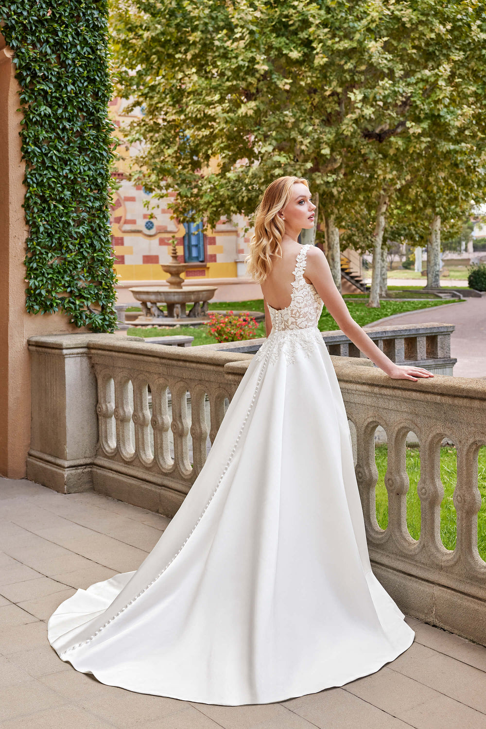 Elegant satin brudekjole fra Sweetheart med A-line silhuet, dyb udskæring, gennemsigtig bodice og firkantet ryg – Veronica 20027.