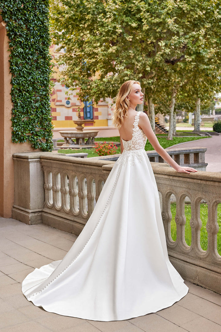 Elegant satin brudekjole fra Sweetheart med A-line silhuet, dyb udskæring, gennemsigtig bodice og firkantet ryg – Veronica 20027.