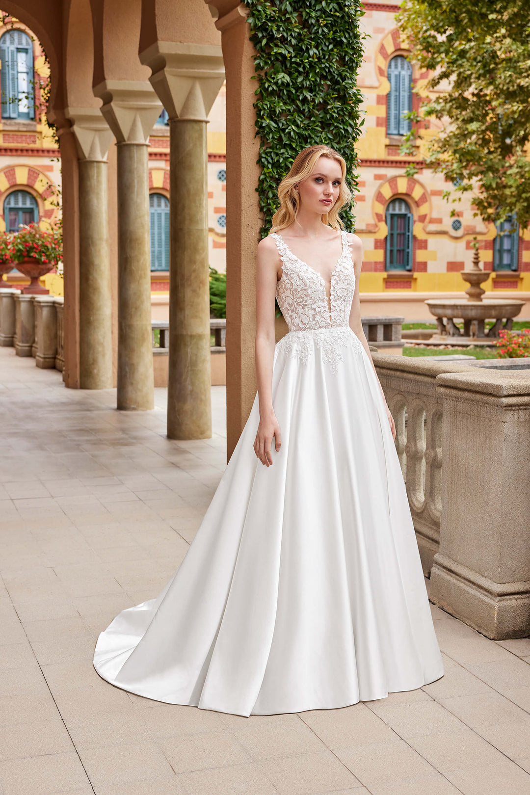 Sweetheart Veronica A-line brudekjole i satin med dyb udskæring og firkantet ryg, model 20027.