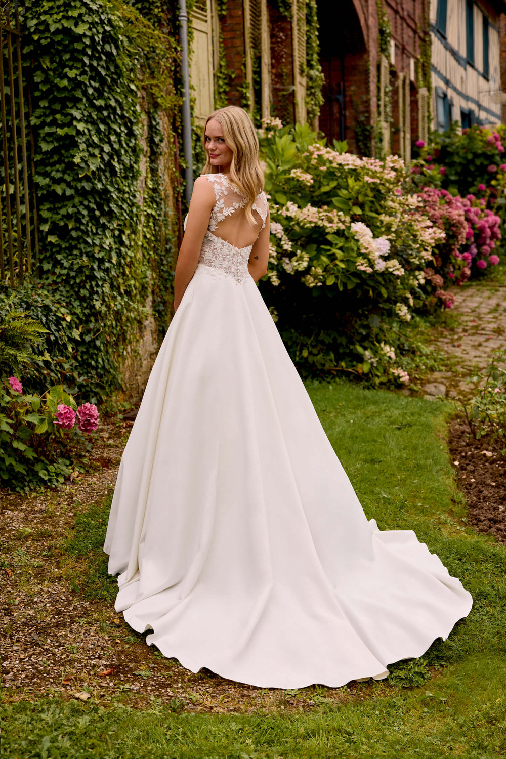 A-line brudekjole fra Sweetheart i blank satin med transparent corsage, håndpåsyede blonder og sweep-train i organza – Selena 20047.