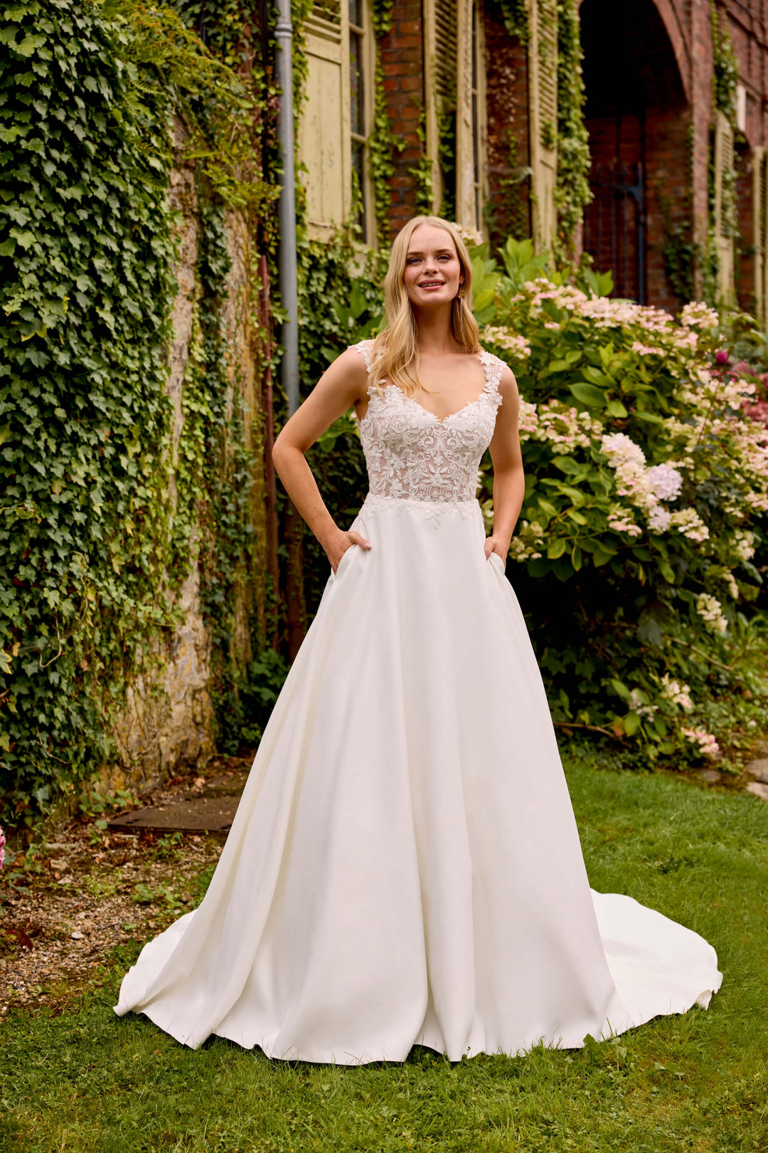 Sweetheart Selena A-line brudekjole i satin med illusion corsage og aftagelig Queen Anne halsudskæring, model 20047.