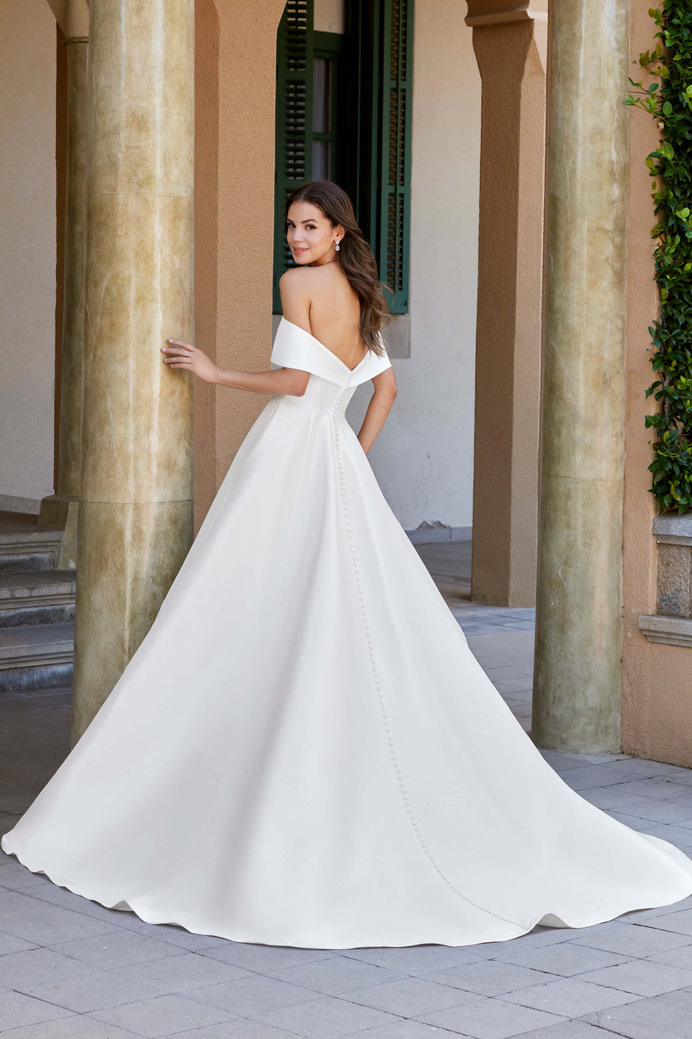 A-line brudekjole i Stretch Mikado fra Sweetheart med off-shoulder design, sløjfe, lommer og katedral-længde slæb – Frances 20022.