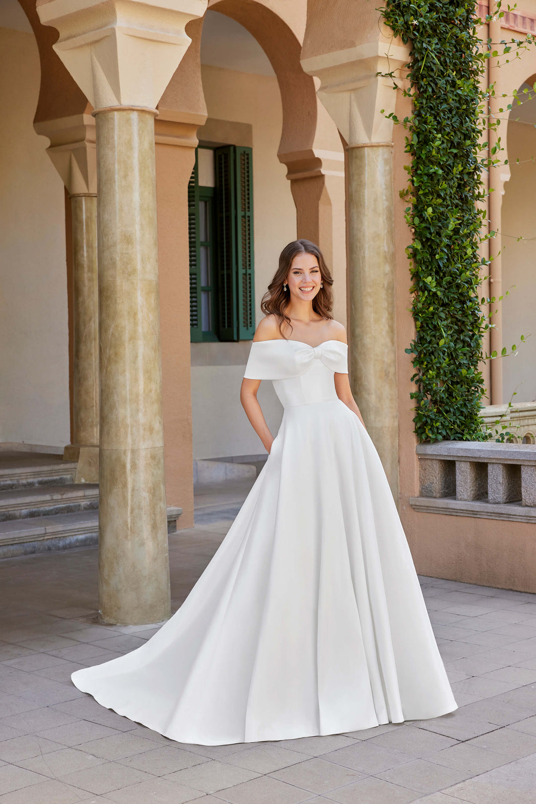 Sweetheart Frances A-line brudekjole i Stretch Mikado med off-shoulder halsudskæring og sløjfedetalje, model 20022.