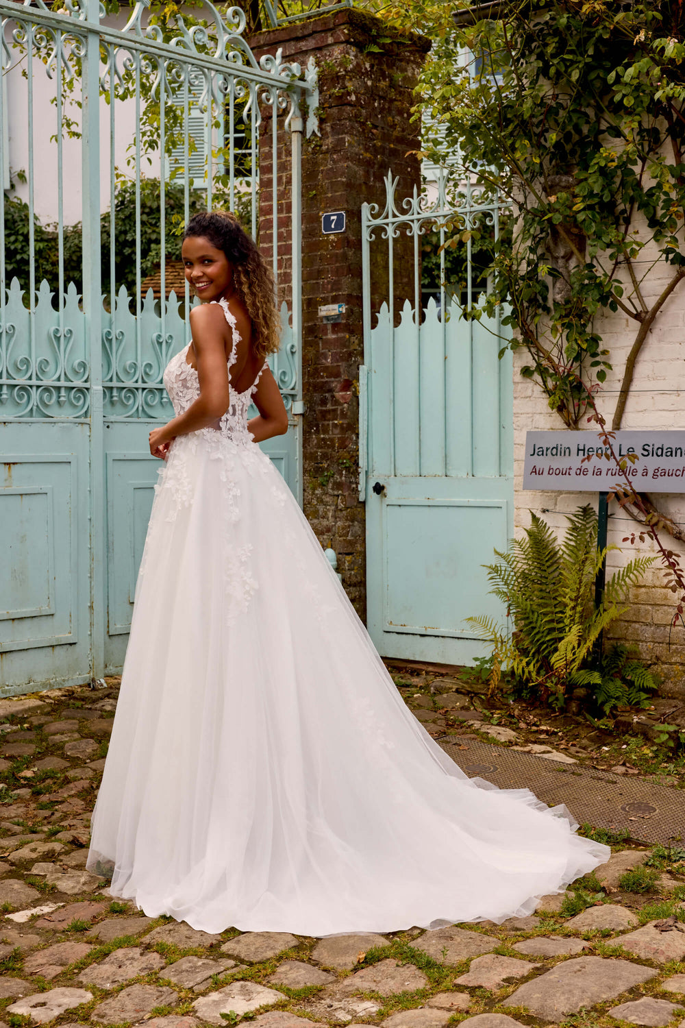 Tyl brudekjole med transparent corsage, synlige stave, matte blondeapplikationer og chapel-length slæb – Sweetheart Bianca 20063.