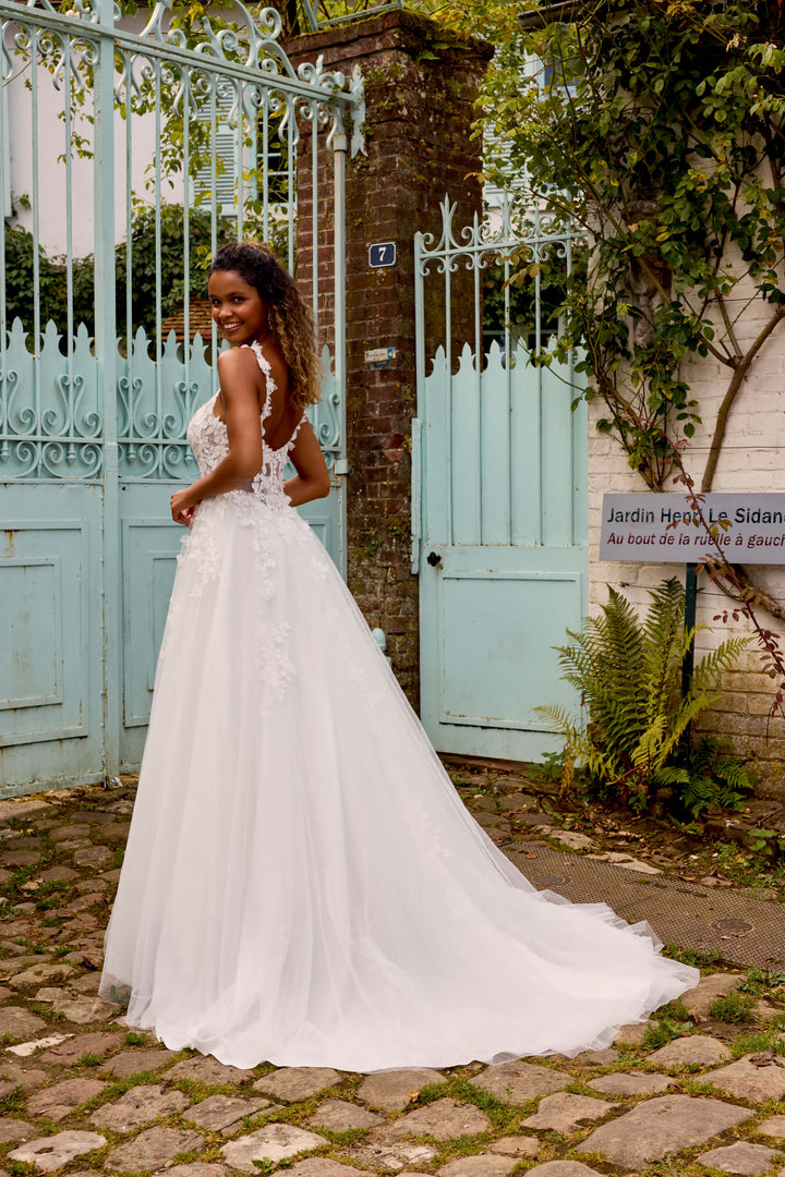 Tyl brudekjole med transparent corsage, synlige stave, matte blondeapplikationer og chapel-length slæb – Sweetheart Bianca 20063.