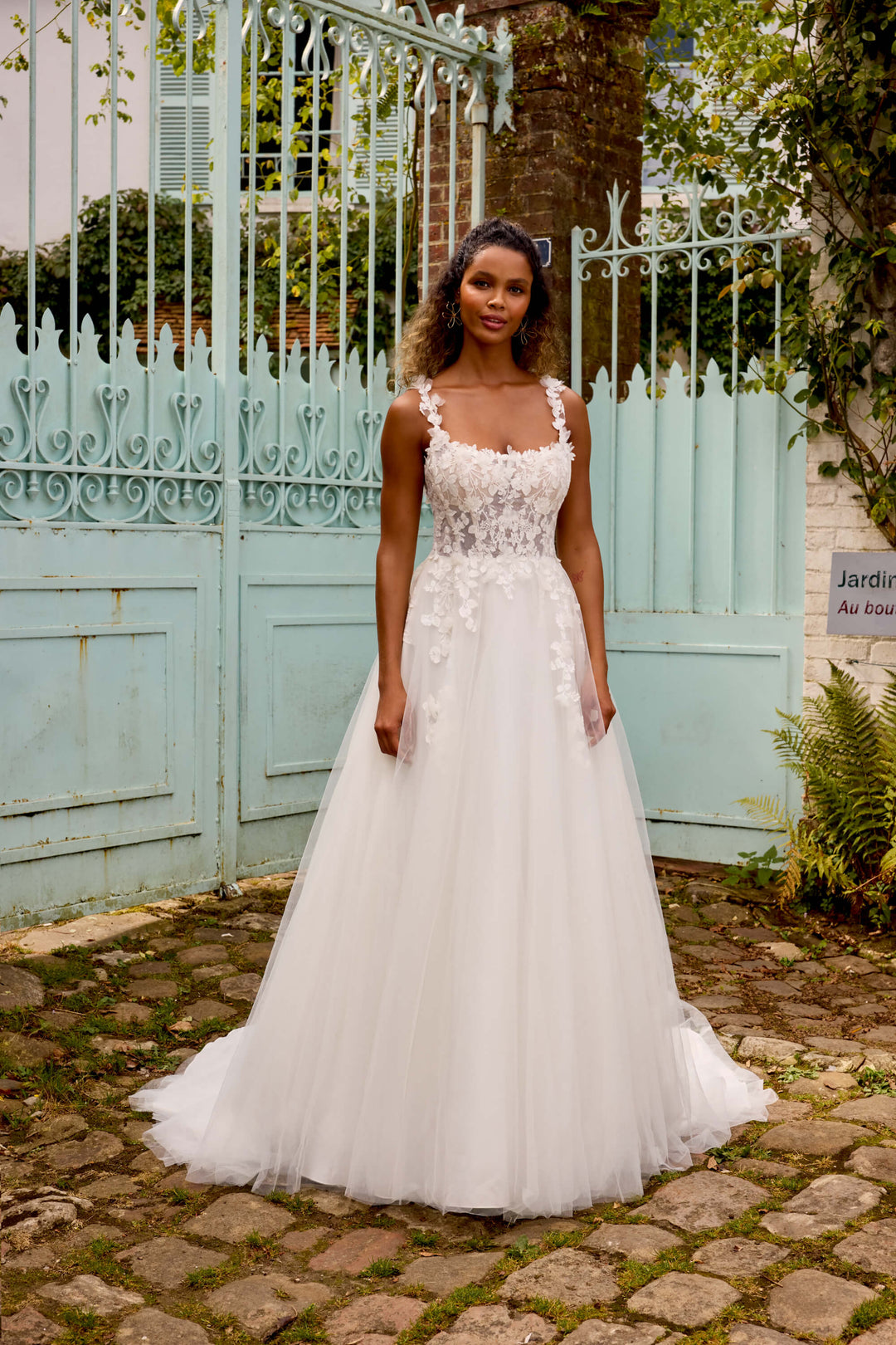 A-line brudekjole i tyl fra Sweetheart med lige udskæring, blondestropper og 3D-blomsterdetaljer – Bianca 20063.