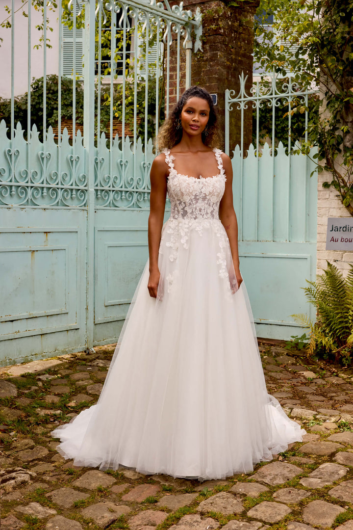 A-line brudekjole i tyl fra Sweetheart med lige udskæring, blondestropper og 3D-blomsterdetaljer – Bianca 20063.