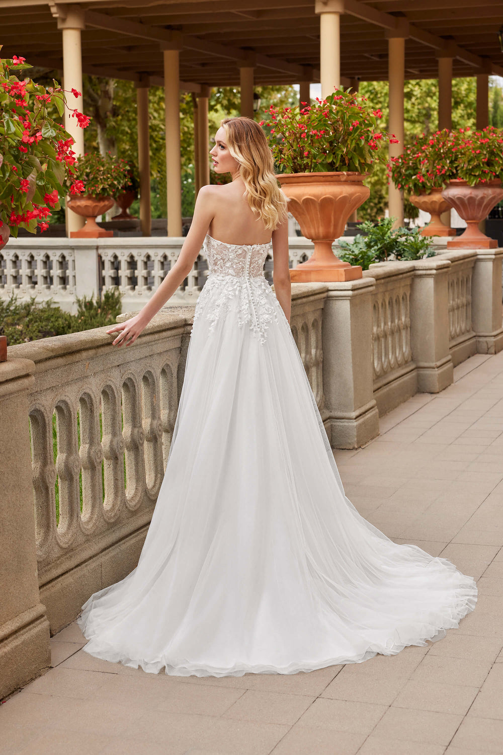 Romantisk A-line brudekjole i tyl fra Sweetheart med stropløs overdel og svævende skørt – Diana model 20028.