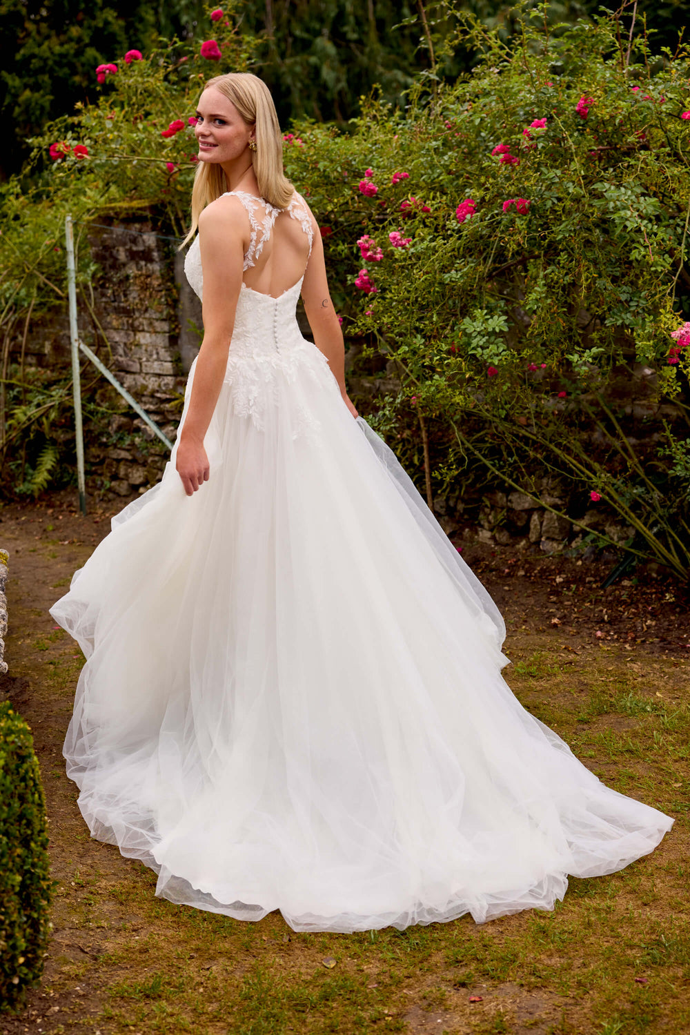 Romantisk tyl brudekjole med V-udskæring, blondeapplikationer og chapel-length slæb – Sweetheart 20053.