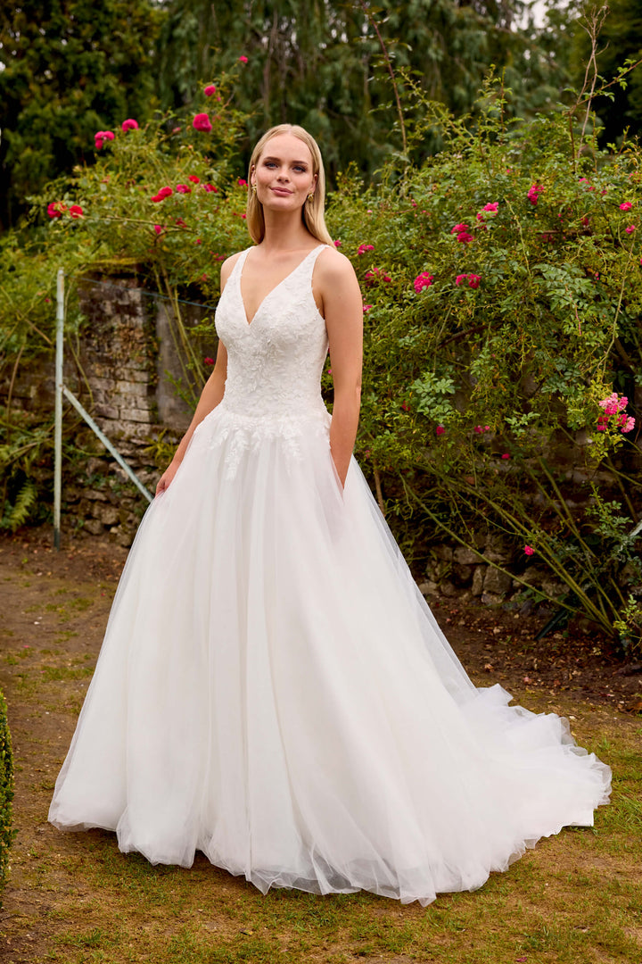 A-line brudekjole i tyl fra Sweetheart med keyhole-ryg, 3D-blomster og dropped waistline – model 20053.