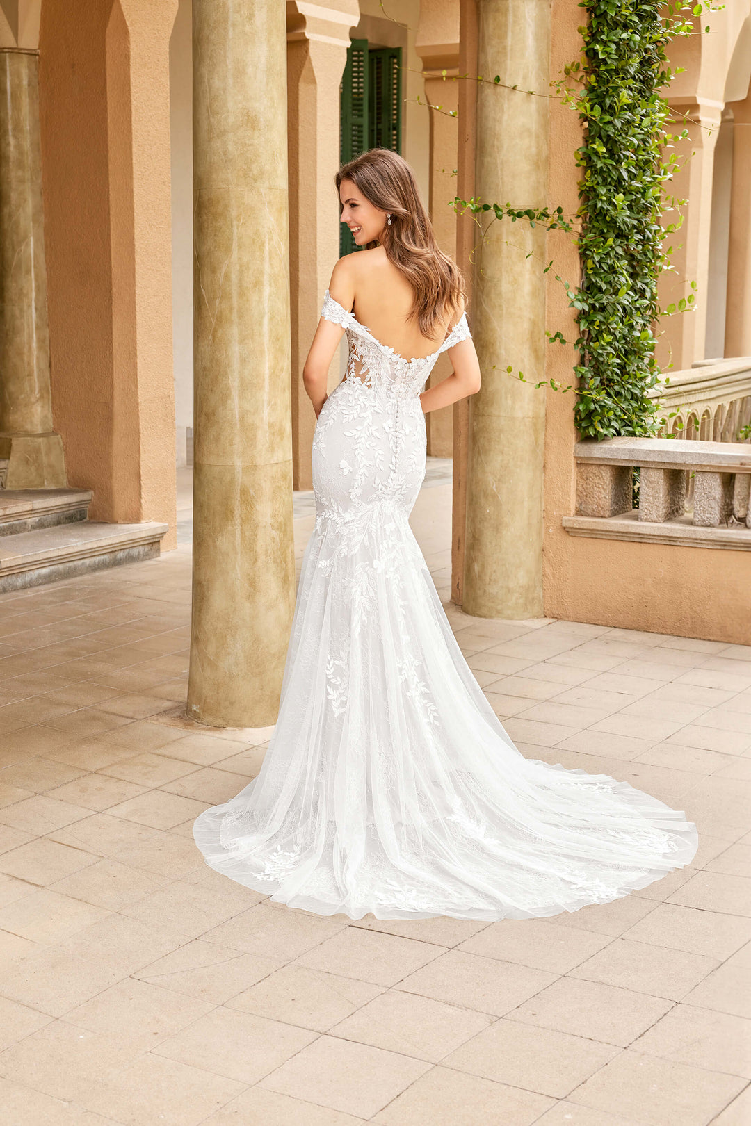 Fit & Flare brudekjole fra Sweetheart med Chantilly blonde, illusion sides og basque talje – Alice 20033.