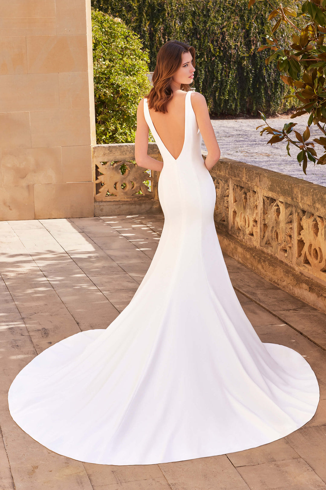 Elegant Fit & Flare brudekjole i crepe fra Sweetheart med V-ryg og tidløs, ren silhuet – Irene 20018.