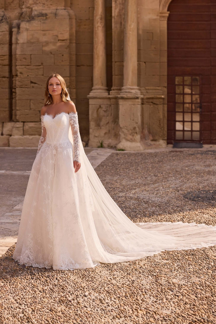 Romantisk A-line brudekjole i blonde med lange ærmer og katedralslæb
