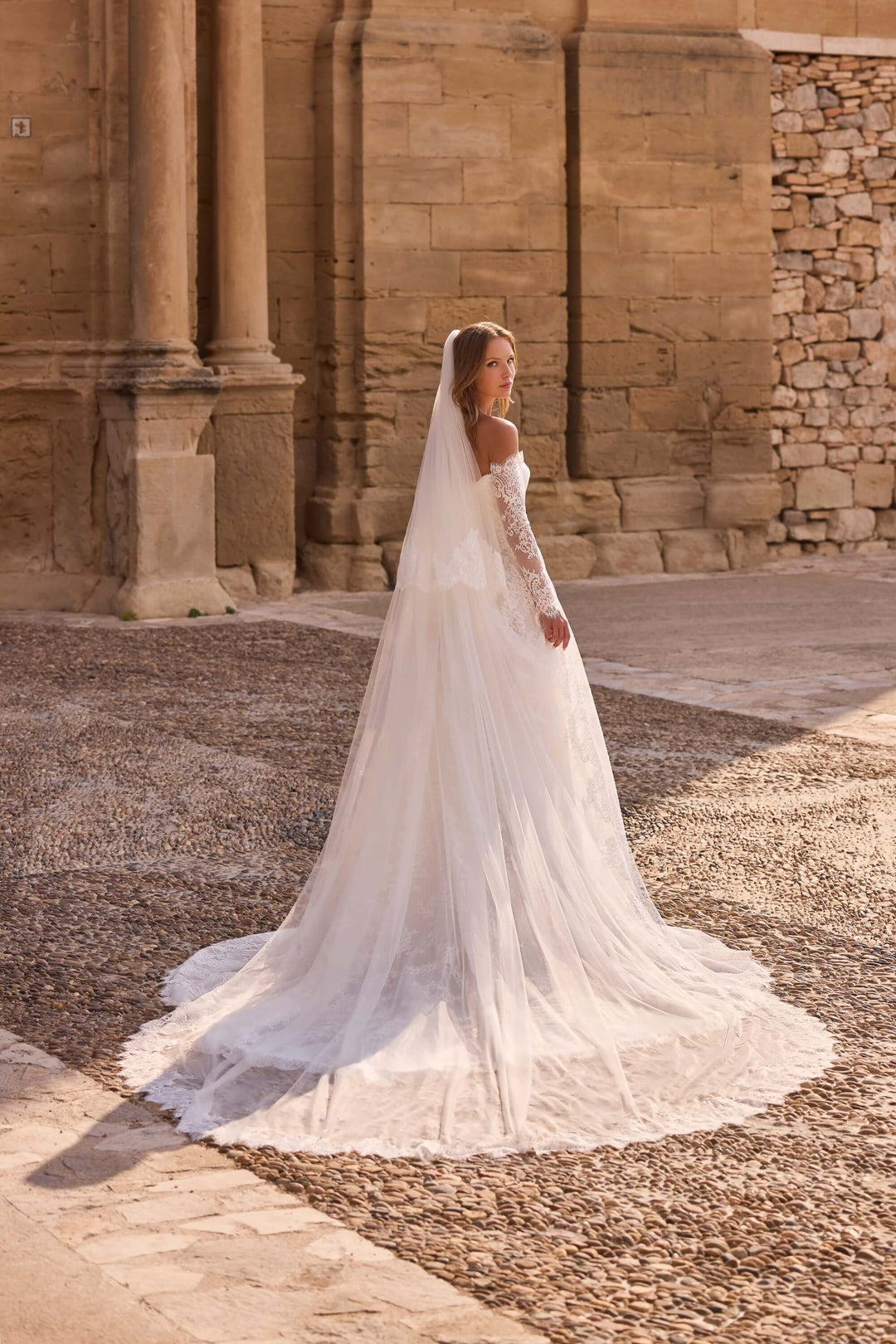 Romantisk A-line brudekjole i blonde med lange ærmer og katedralslæb