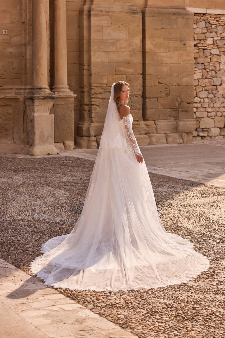 Romantisk A-line brudekjole i blonde med lange ærmer og katedralslæb