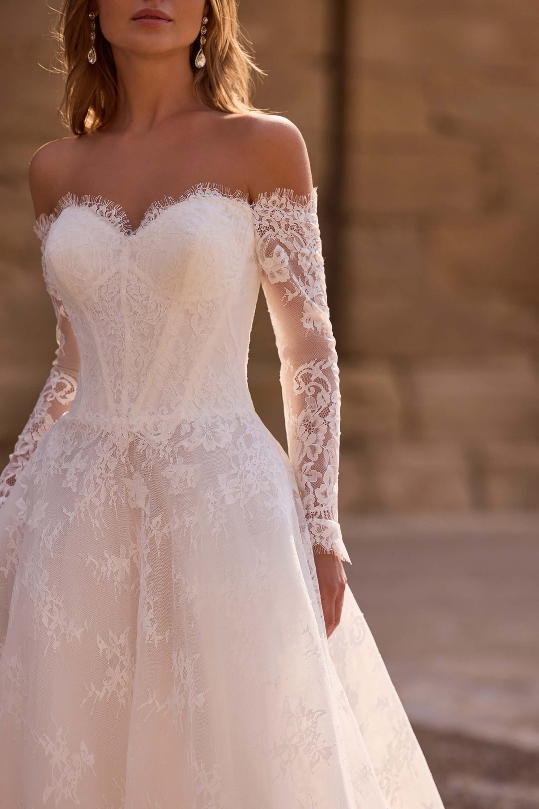 Romantisk A-line brudekjole i blonde med lange ærmer og katedralslæb