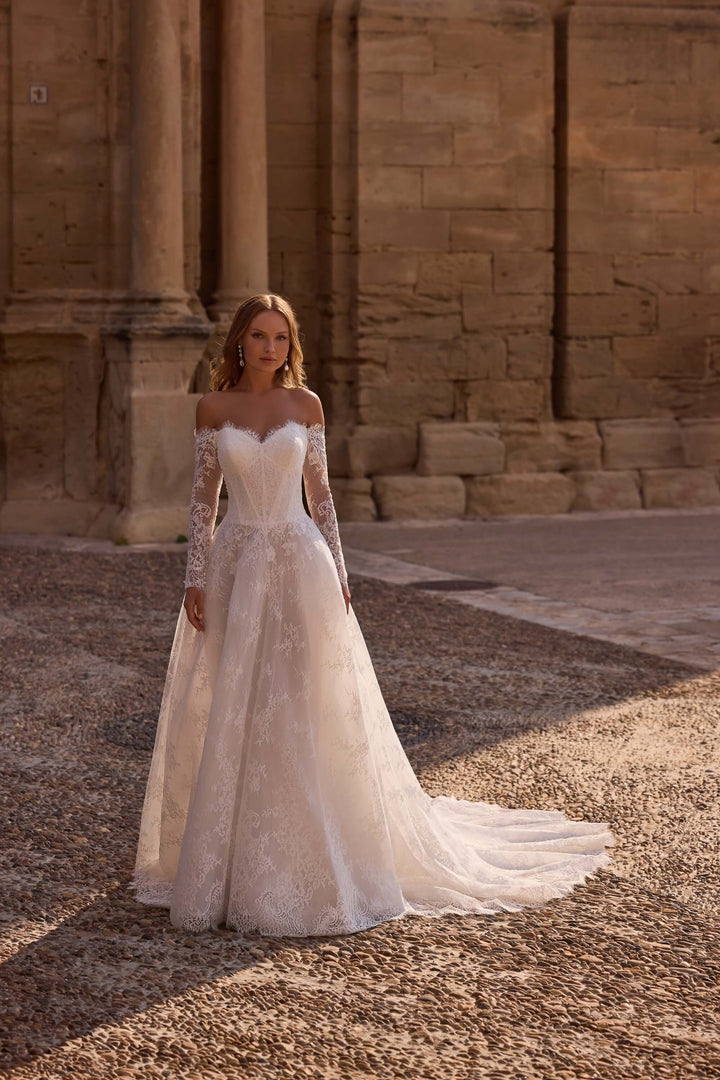 Romantisk A-line brudekjole i blonde med lange ærmer og katedralslæb