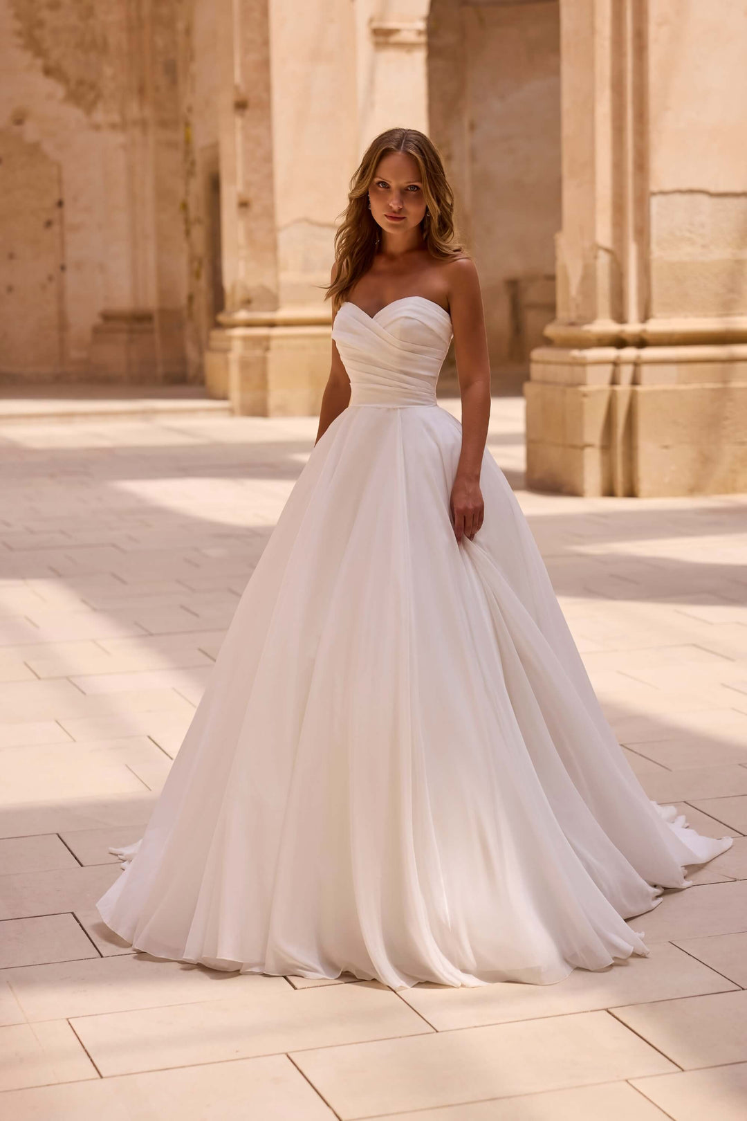 Wedding dress 63048 A-line in chiffon with sweetheart neckline and veil One & Only Wedding dress 63048 A-line in chiffon with sweetheart neckline and veil One & Only