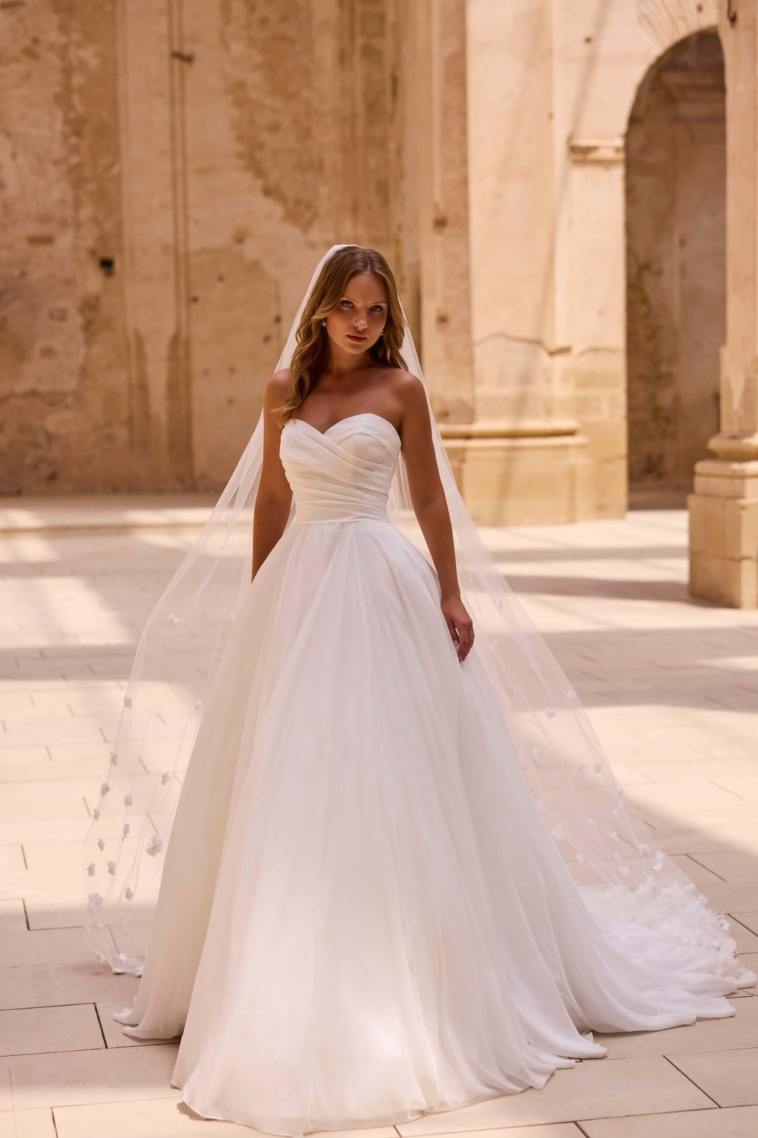 Wedding dress 63048 – A-line in chiffon with sweetheart neckline and veil – One & Only