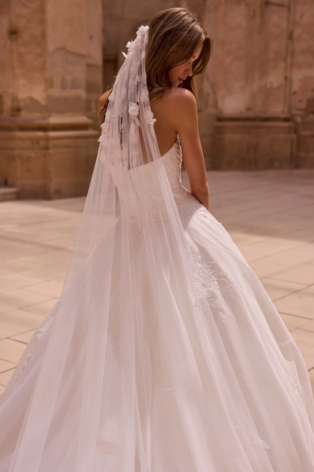 Voluminøs Ball Gown brudekjole med blomsterbroderier og katedralslæb