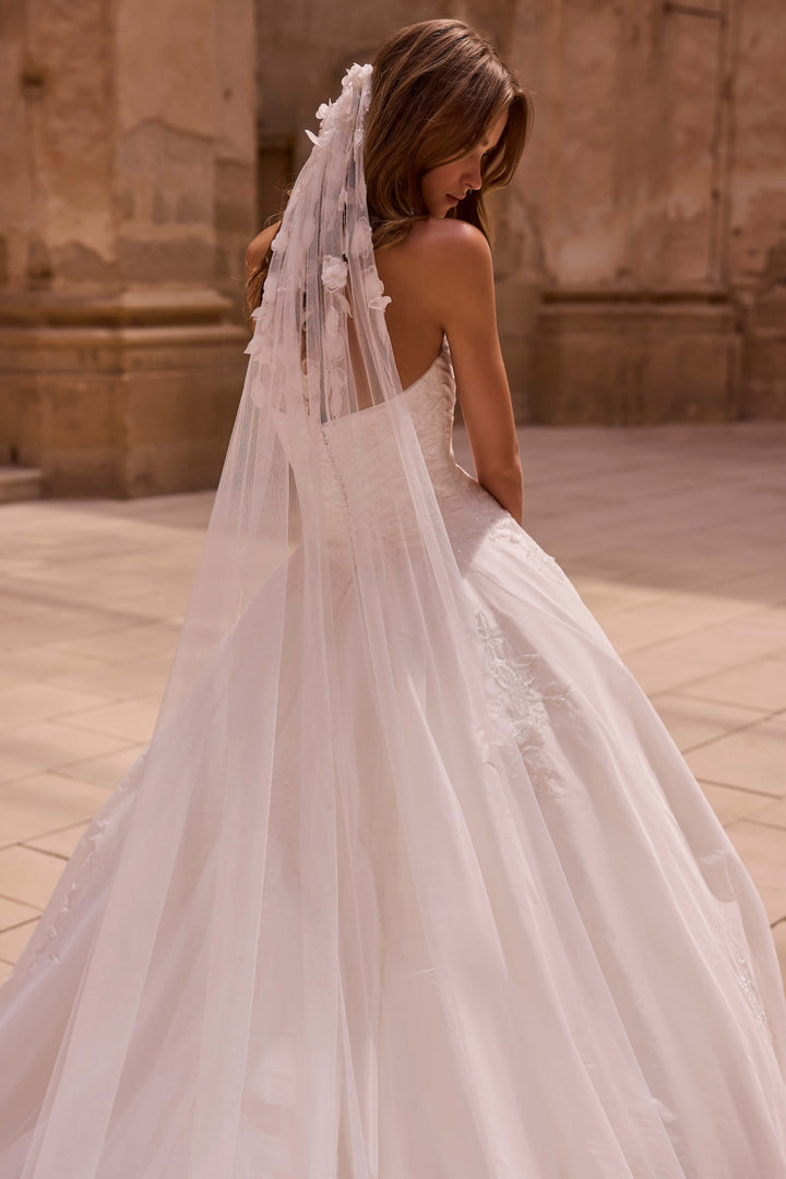 Voluminøs Ball Gown brudekjole med blomsterbroderier og katedralslæb