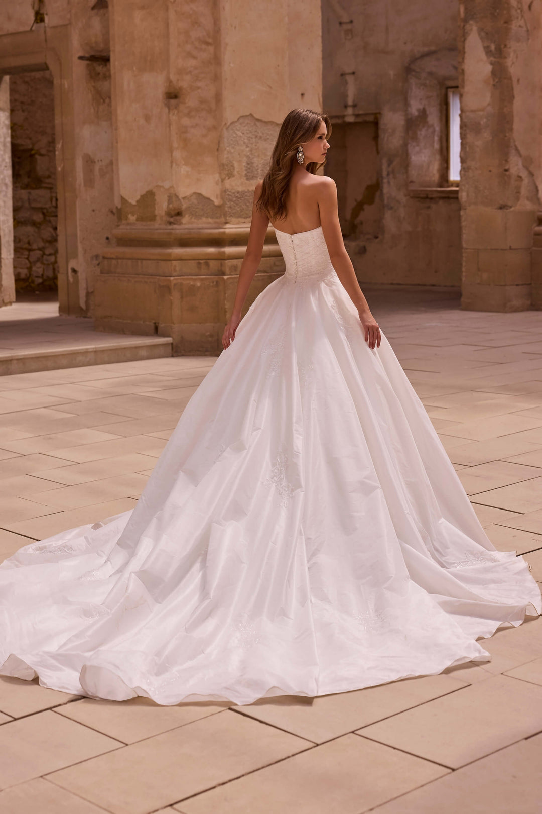 Voluminøs Ball Gown brudekjole med blomsterbroderier og katedralslæb