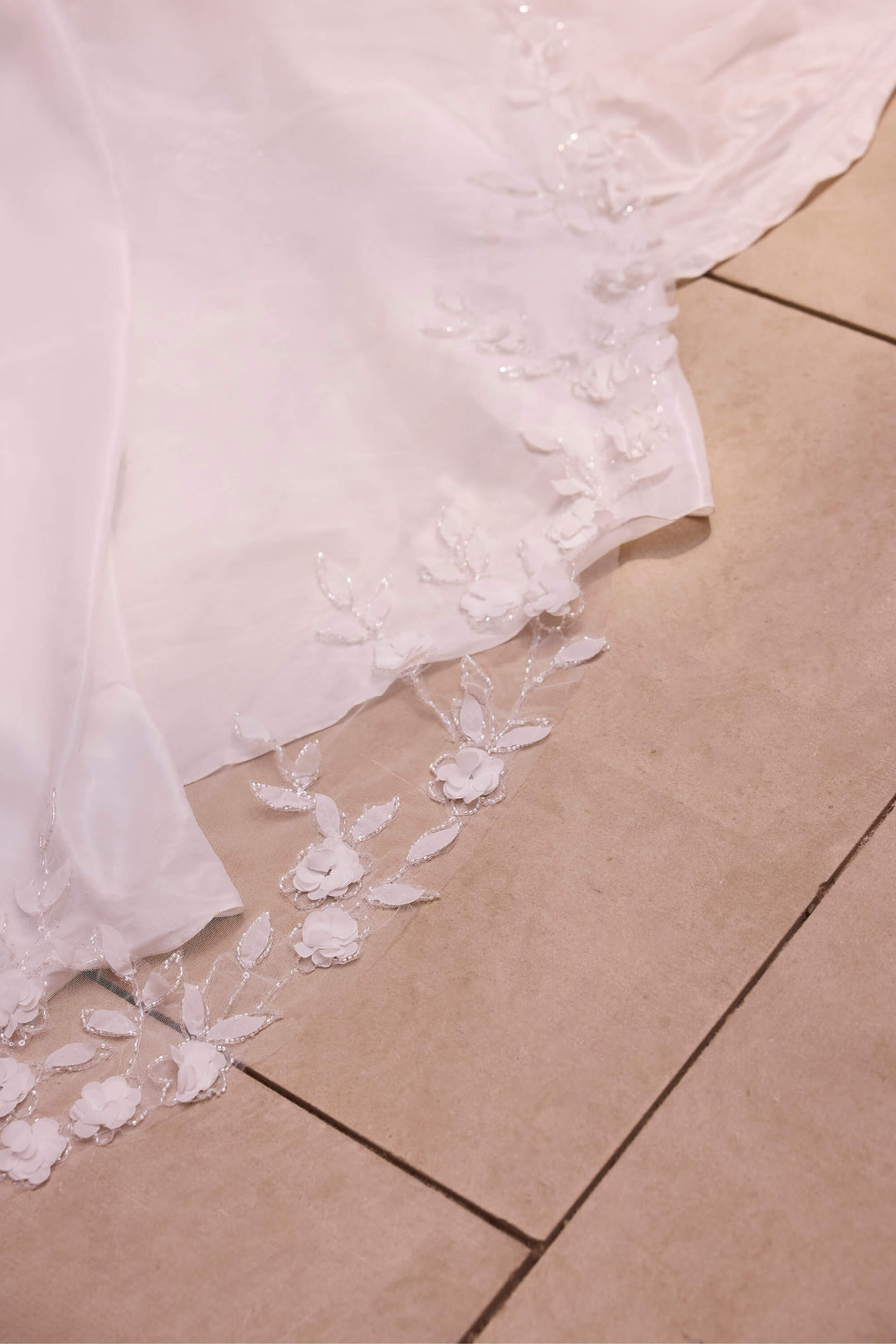 Voluminøs Ball Gown brudekjole med blomsterbroderier og katedralslæb