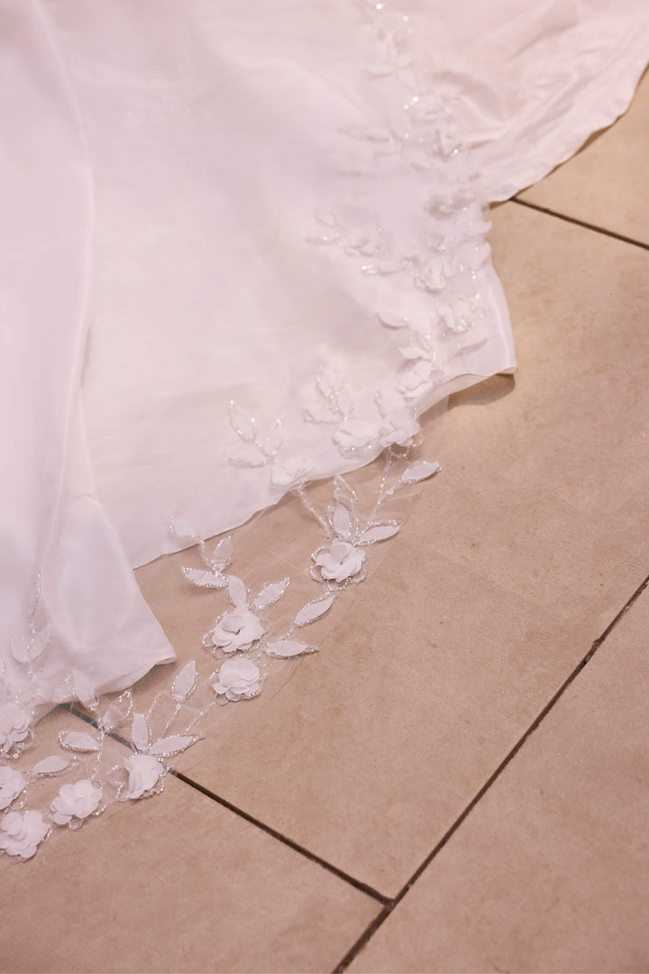 Voluminøs Ball Gown brudekjole med blomsterbroderier og katedralslæb