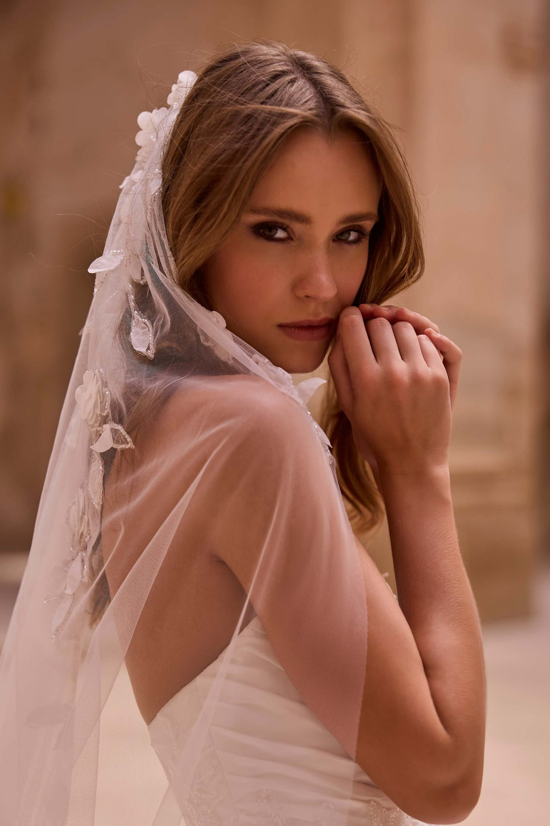 Voluminøs Ball Gown brudekjole med blomsterbroderier og katedralslæb