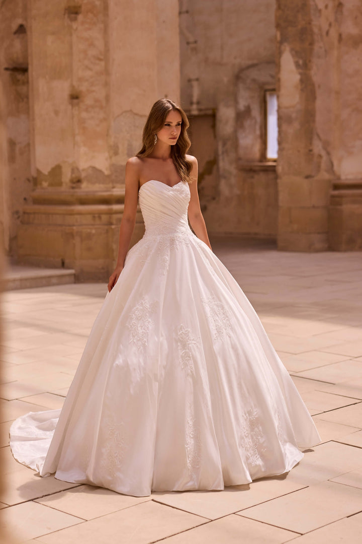 Voluminøs Ball Gown brudekjole med blomsterbroderier og katedralslæb