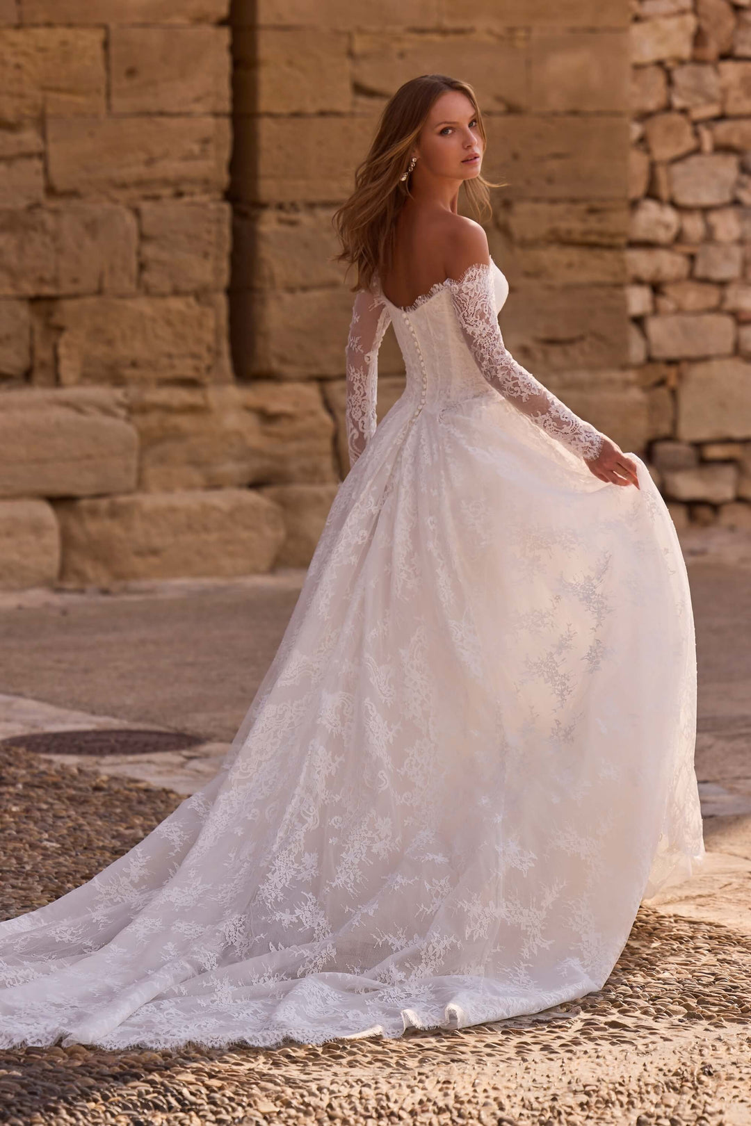 Voluminøs Ball Gown brudekjole med blomsterbroderier og katedralslæb